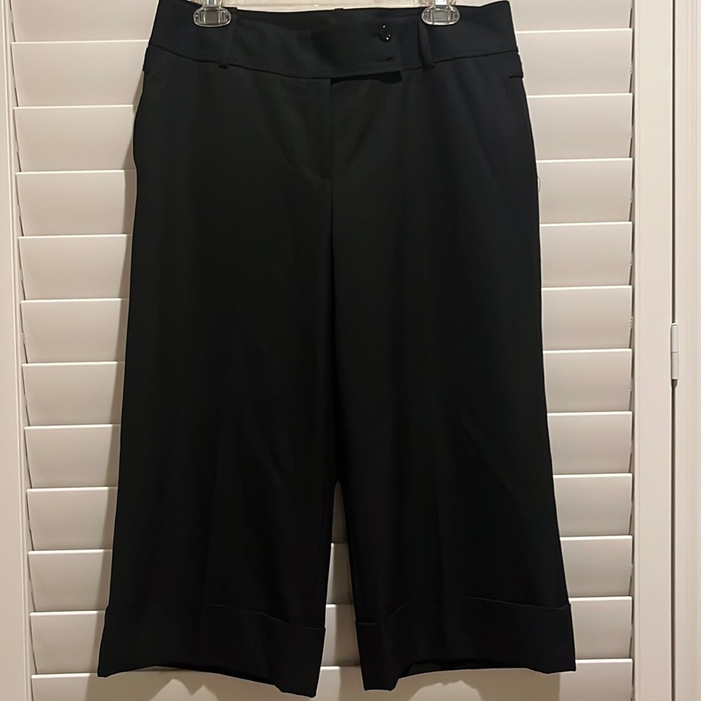 Ann Taylor guacho/ capri wide leg cuffed black pant. Size 10